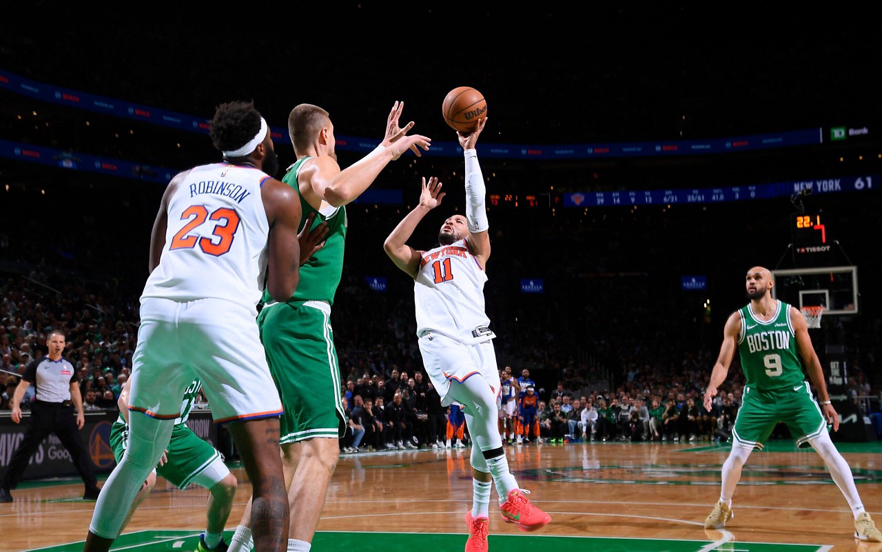 Jalen Brunson pontuando para o Knicks contra o Celtics (Foto: Reprodução/AFP)