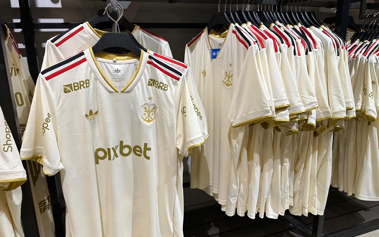 O novo uniforme 3 do Flamengo. (Foto: Lucas Bayer/LANCE!)
