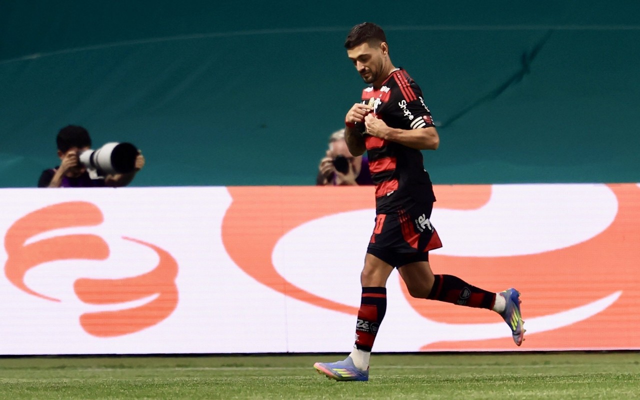 Arrascaeta durante jogo do Flamengo em 2025 (Foto: Marcello Zambrana/AGIF)