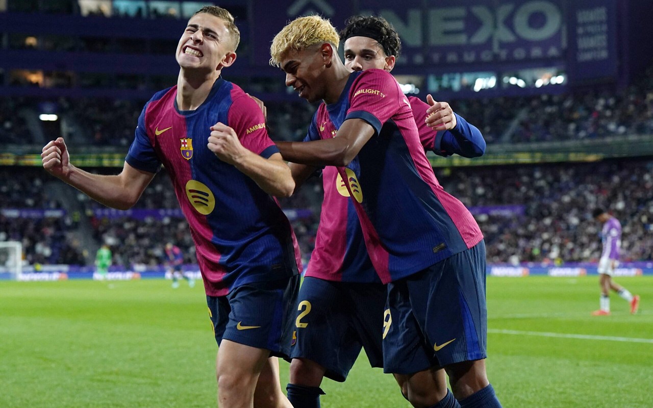 Fermín López comemora o gol junto de Lamine Yamal no jogo do Barcelona contra o Valladolid (Créditos: CESAR MANSO / AFP)