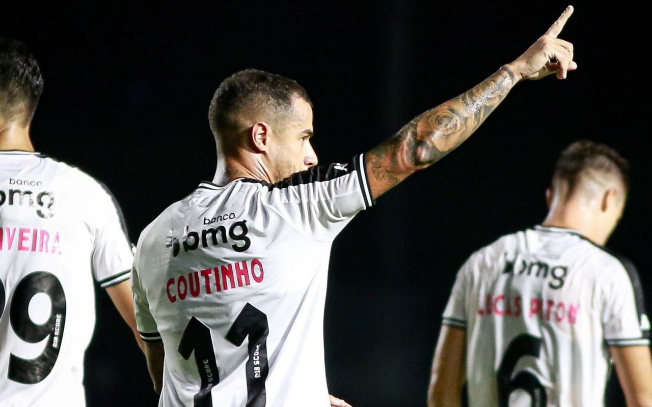 Coutinho comemorando gol em São Januário (Foto: Matheus Lima/Vasco)
