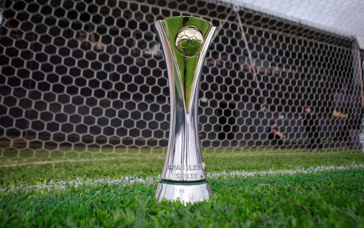 Troféu da Série C do Brasileirão (foto: Breno Babu/CBF)