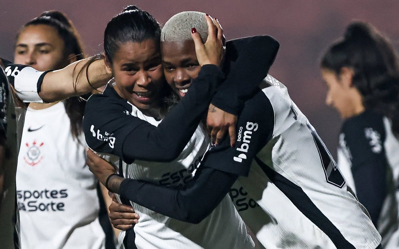 Vic Albuquerque e Jhonson comemoram gol do Corinthians contra o Flamengo. (Foto: CBF/Divulgação)