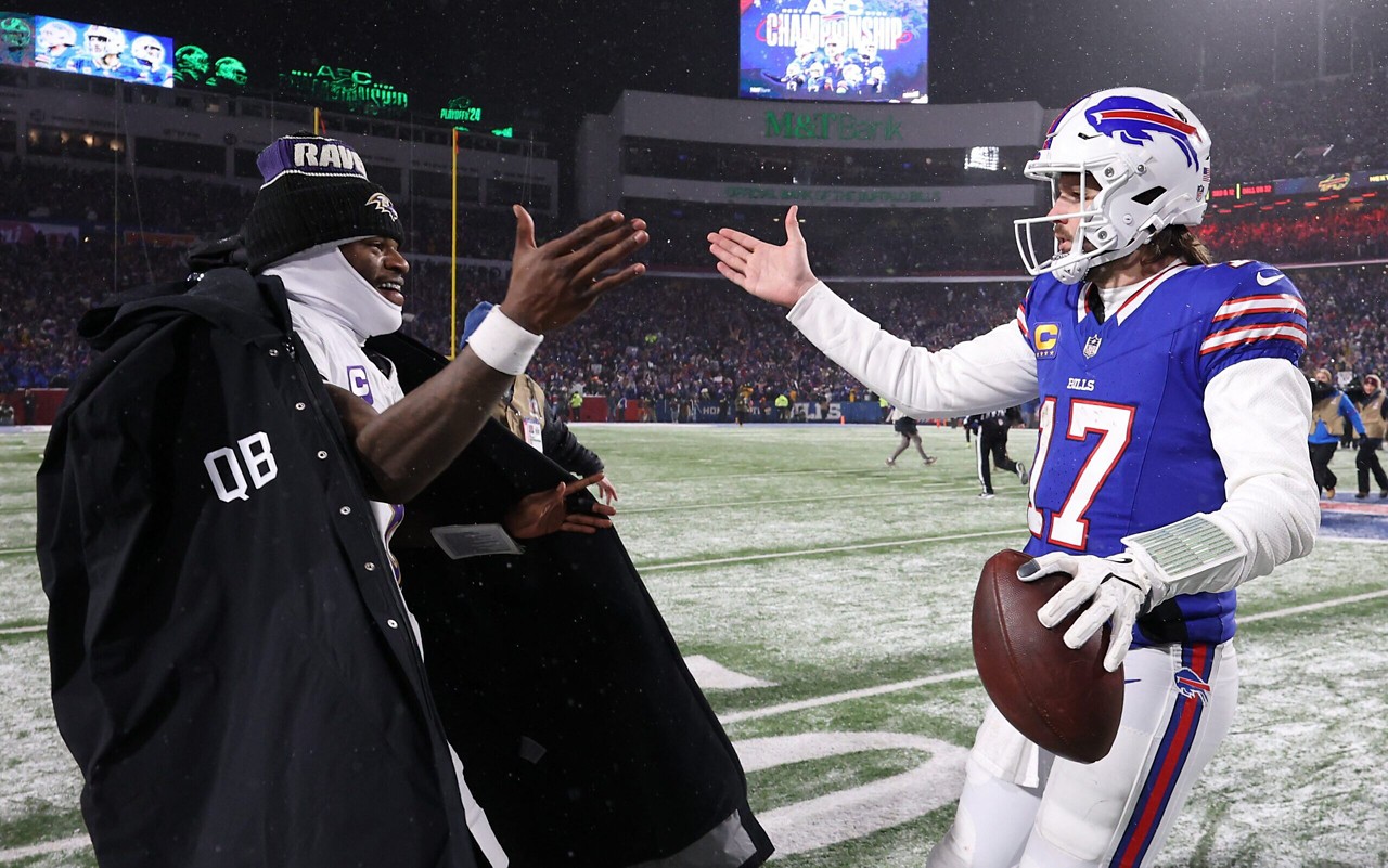 Lamar Jackson e Josh Allen em partida da Divisional Round da NFL (Foto: AL BELLO / AFP)