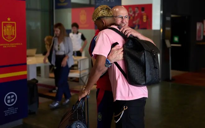 Chegada dos jogadores espanhóis em Las Rozas (Foto: Ángel Martínez/RFEF)