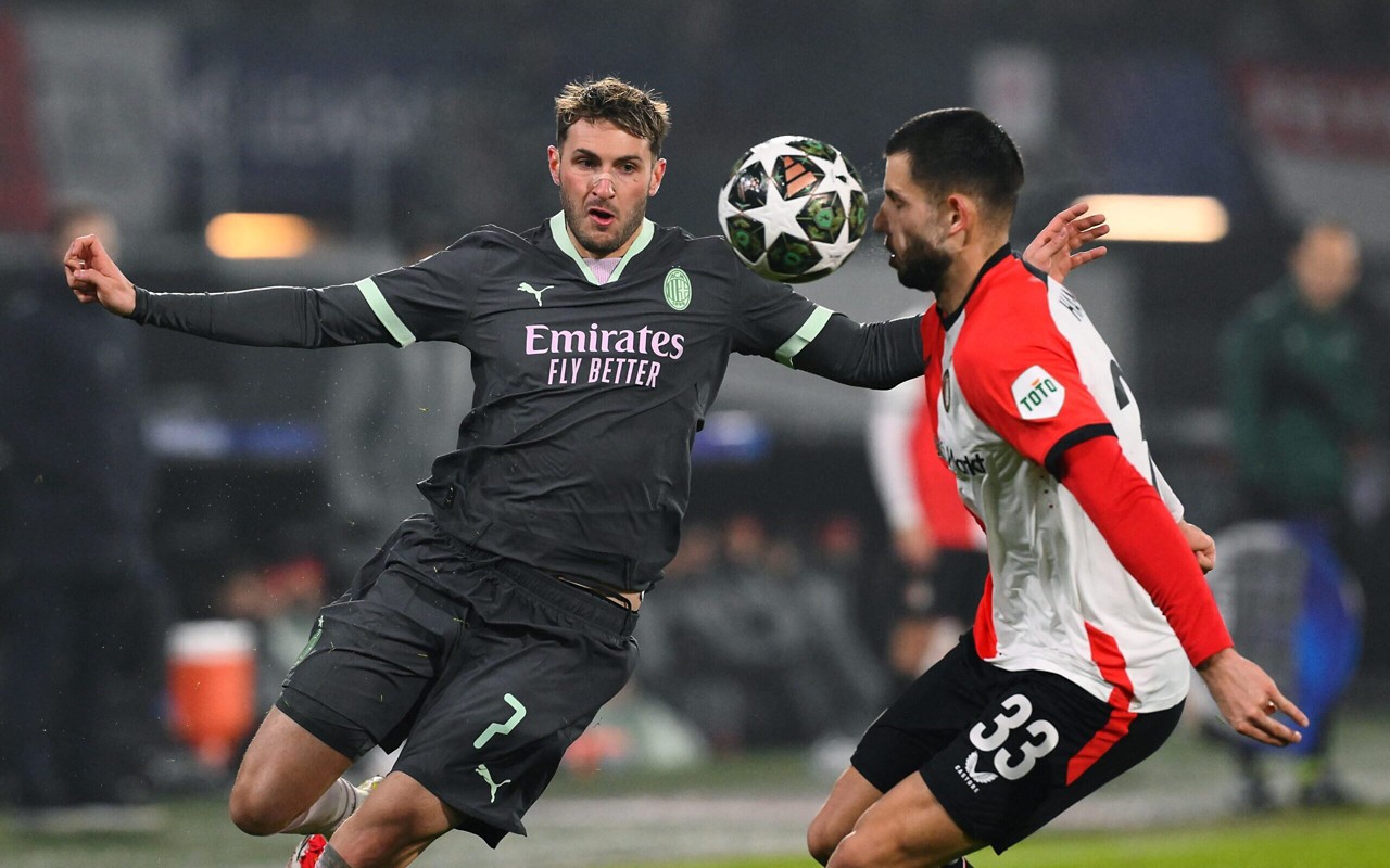 Milan e Feyenoord em ação pelo jogo de ida dos play-offs da Champions League (Foto: John Thys/AFP)