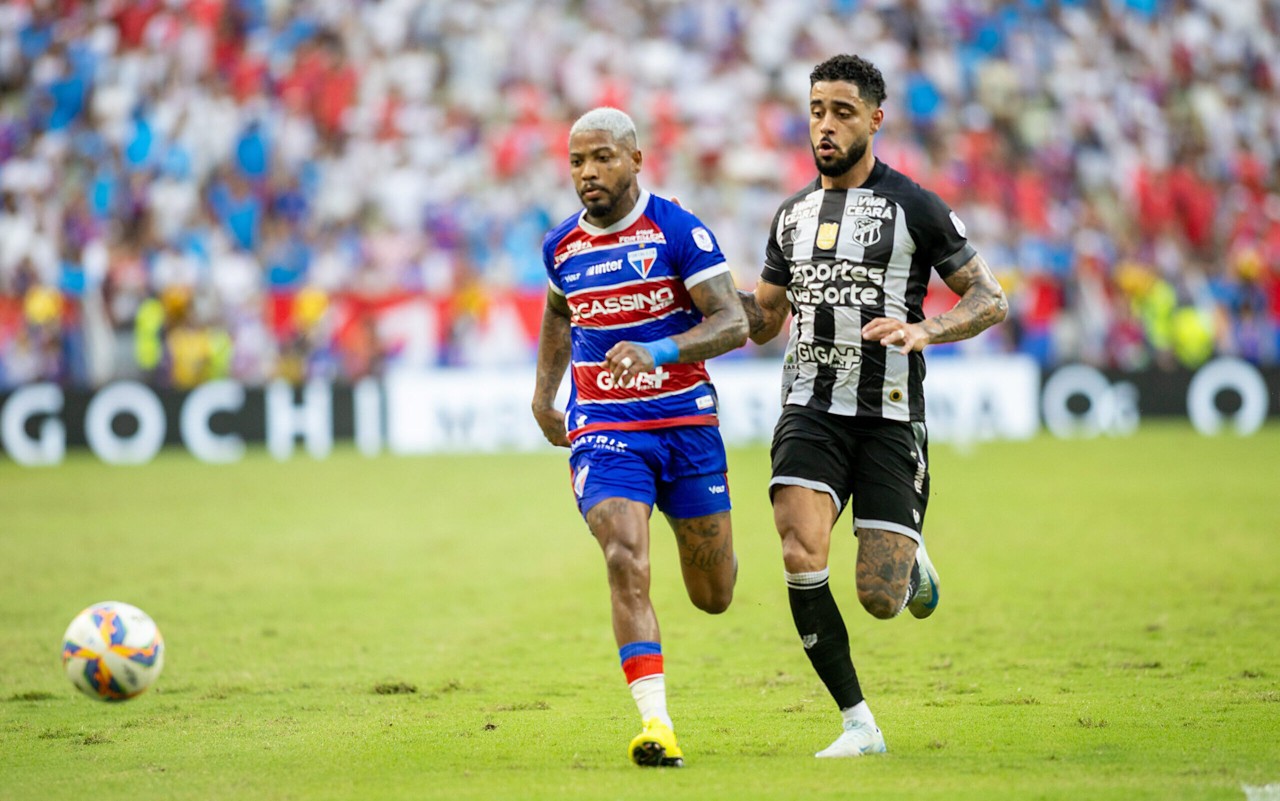 Marinho e Matheus Bahia em Ceará x Fortaleza. (foto: Baggio Rodrigues/AGIF)
