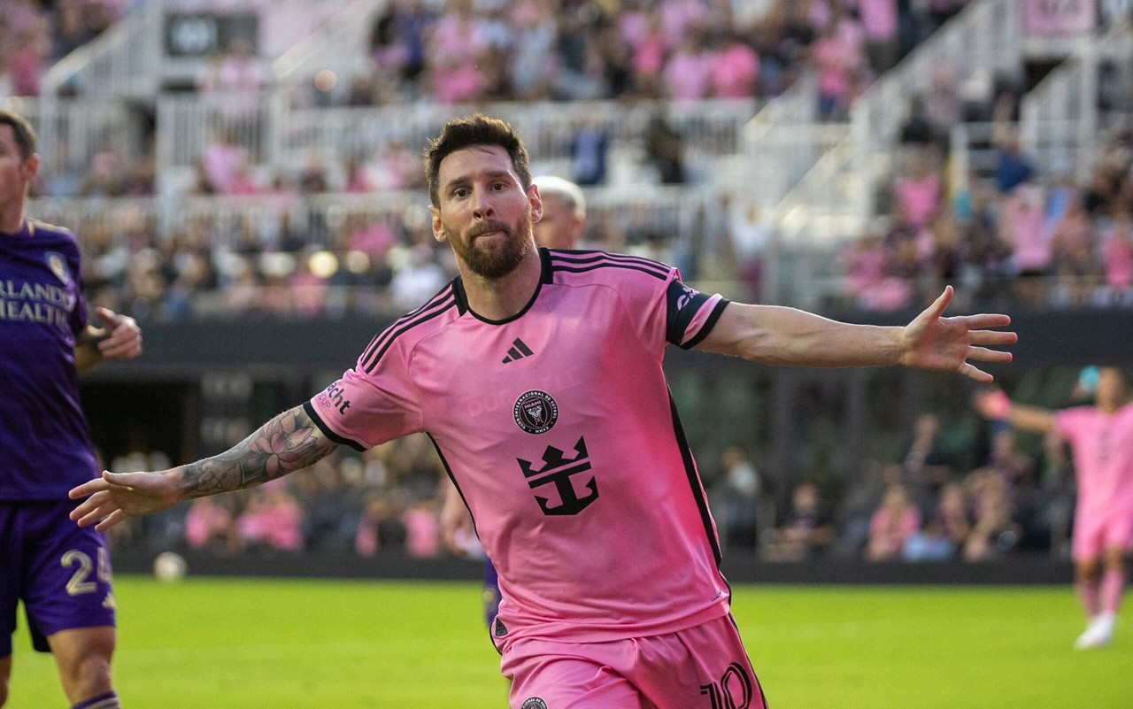 Lionel Messi comemora um dos gols da vitória do Inter Miami sobre o Orlando City, por 5 a 0, na temporada 2023/24 da MLS (Foto: Chris ARJOON / AFP)