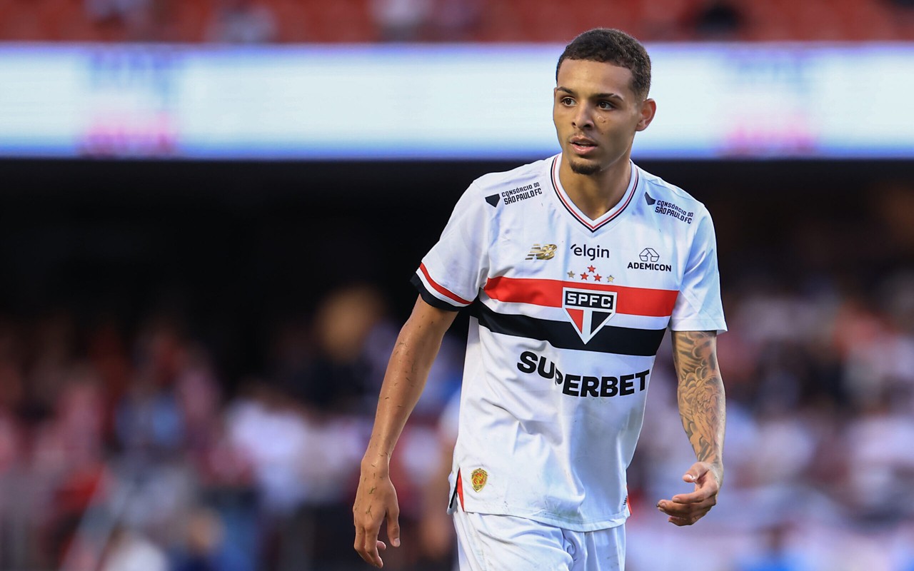 SP - SAO PAULO - 20/04/2025 - BRASILEIRO A 2025, SAO PAULO X SANTOS - ALVES jogador do Sao Paulo durante partida contra o Santos no estadio Morumbi pelo campeonato Brasileiro A 2025. Foto: Marcello Zambrana/AGIF