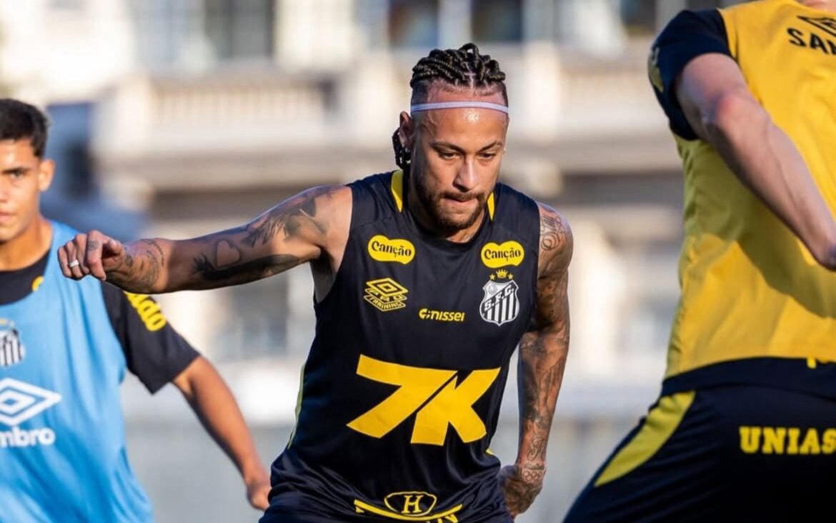 Neymar trabalho no gramado do CT Rei Pelé (Foto: Divulgação)