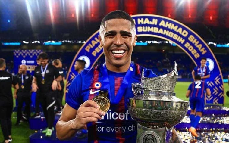 Bérgson comemora título pelo Johor Darul (Foto: Arquivo Pessoal)