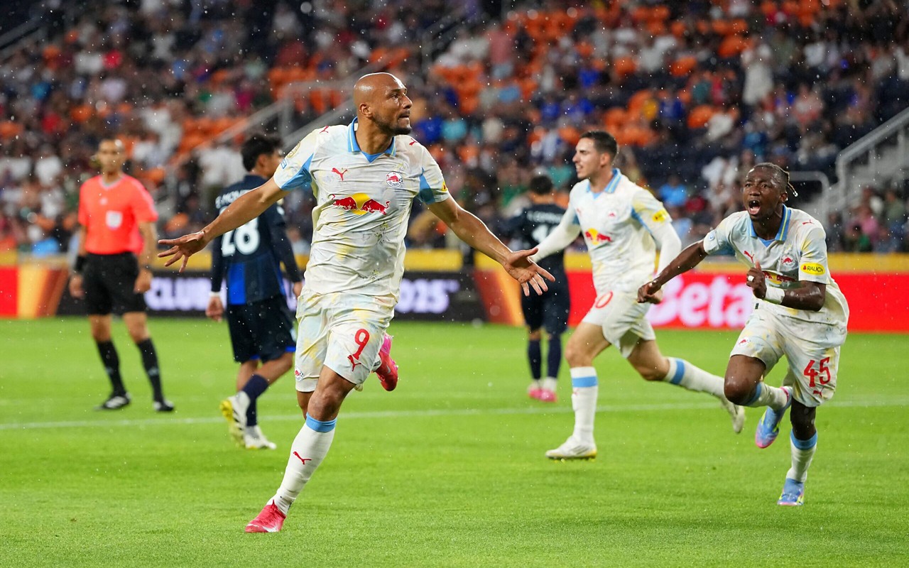 Onisiwo, do RB Salzburg, comemora gol da vitória sobre o Pachuca, pelo Mundial (Foto: Paul Ellis/AFP)