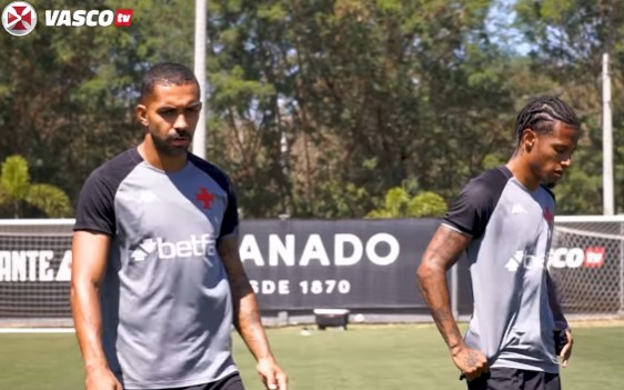 Paulo Henrique e Tchê Tchê em treino do Vasco (Foto: Reprodução/VascoTV)