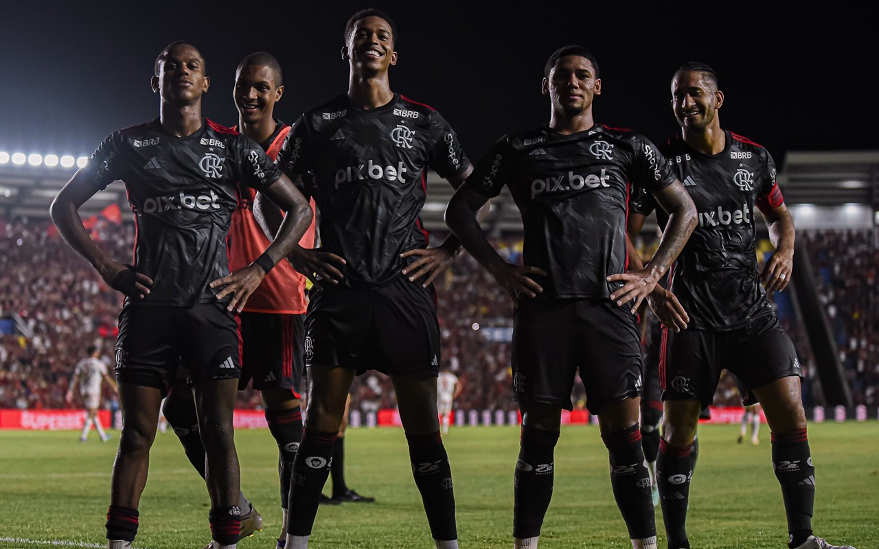 Jogadores do Flamengo comemorando gol de Carlinhos (Foto: Divulgação/Flamengo)