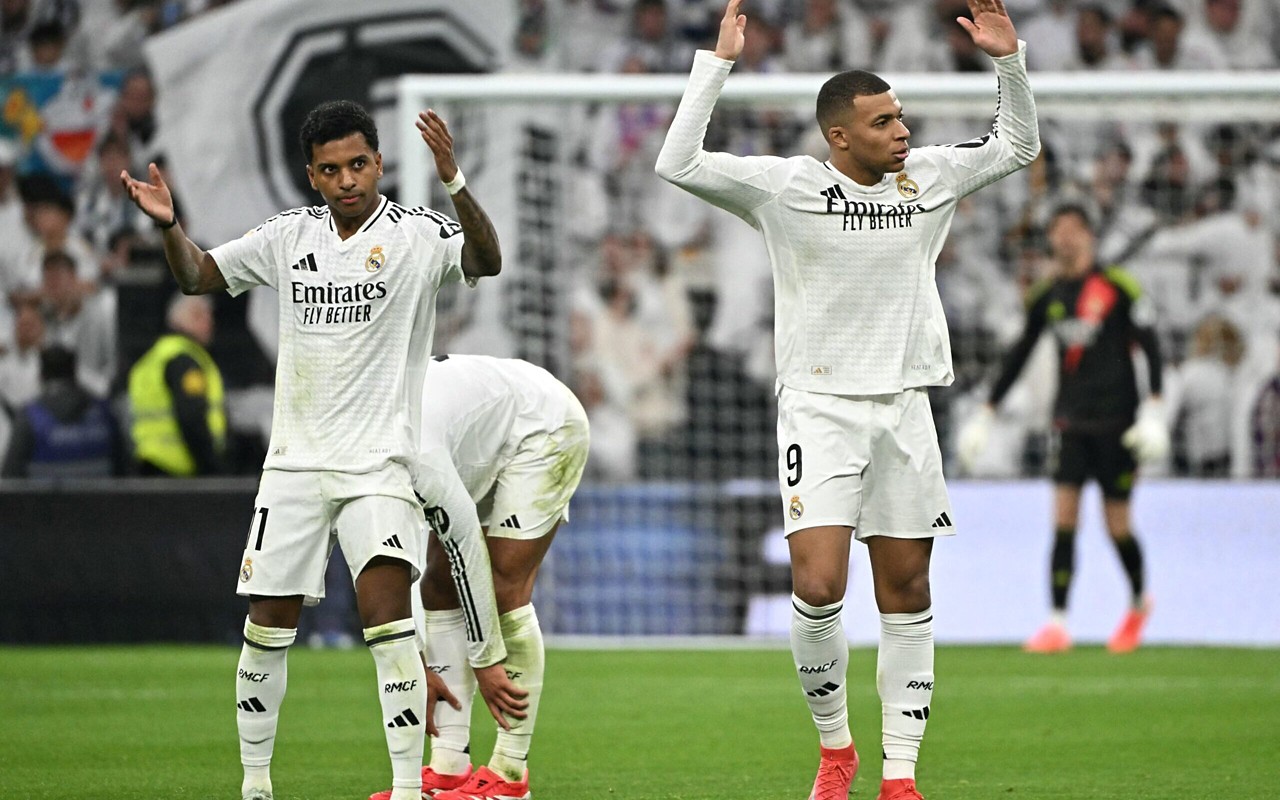Rodrygo e Kylian Mbappé comemoram remontada do Real Madrid contra o Las Palmas, por La Liga (Foto: Javier Soriano/AFP)