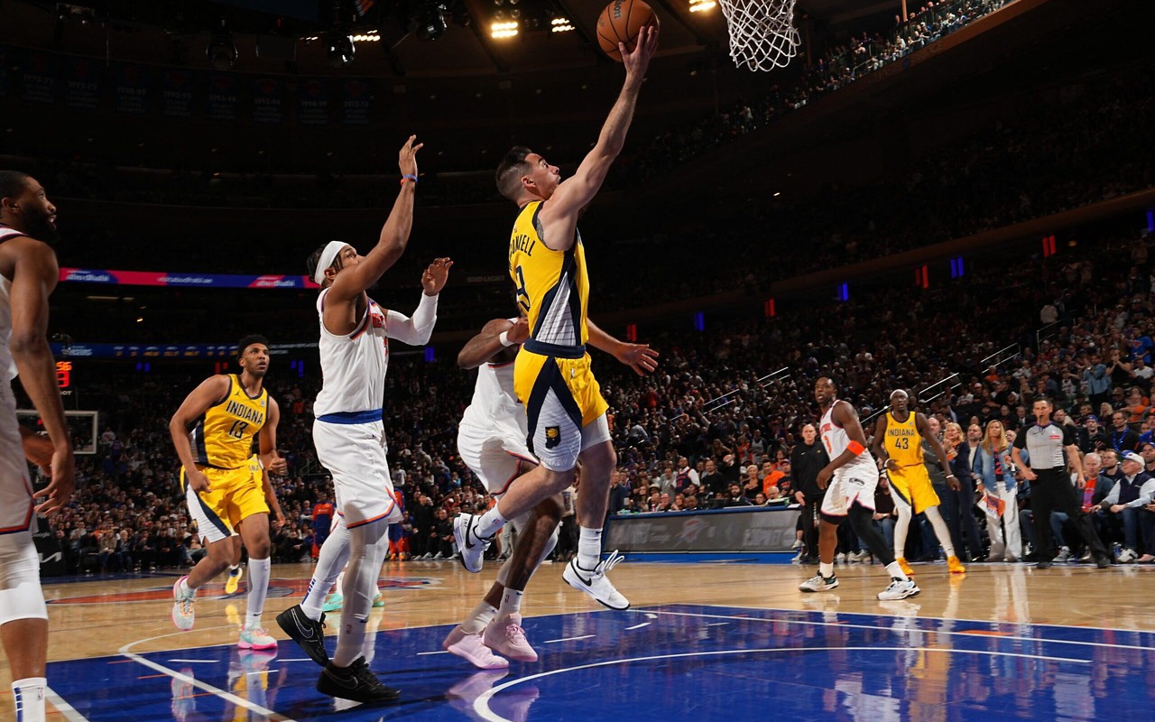 Jogadores do Pacers e Knicks em ação pelos playoffs da NBA (Foto: Reprodução/AFP)