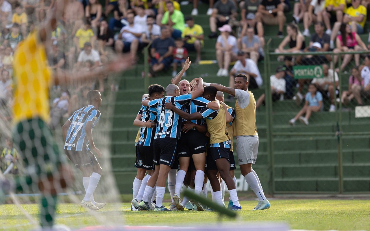 Jogadores do Grêmio comemoram com Monsalve o gol da vitória diante do Ypiranga (Foto: Liamara Polli/AGIF)