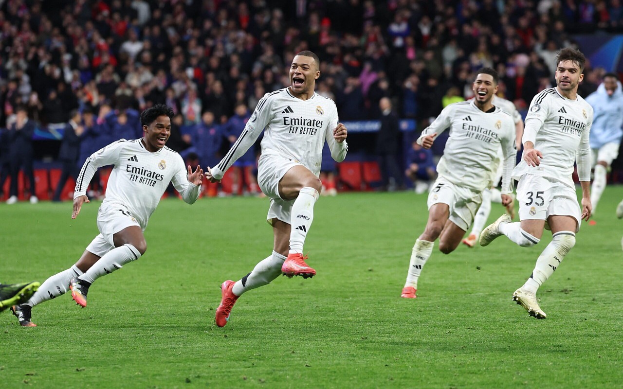 Endrick em comemoração com outros jogadores do Real Madrid (Foto: Thomas COEX / AFP)