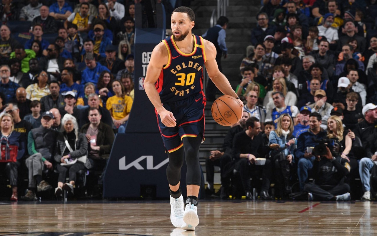 Stephen Curry, do Warriors, em ação contra o Knicks pela NBA 2024/25 (Foto: Noah Graham/NBAE via Getty Images/AFP)