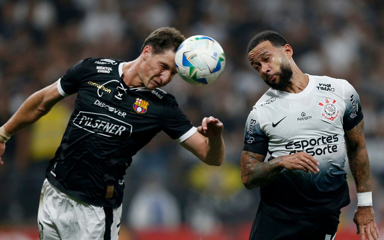 Depay em ação pelo Corinthians contra o Barcelona-EQU (Foto: Miguel Schincariol/AFP)