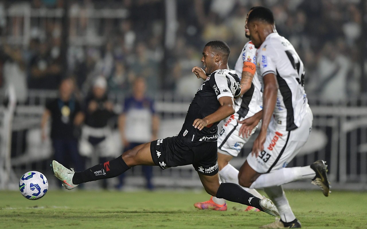 Rayan marcou o primeiro gol da partida entre Vasco e Operário, em São Januário, pela 3ª fase da Copa do Brasil (Foto: Thiago Ribeiro/AGIF)