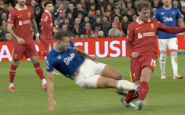Tarkowski cometendo falta pra cima de Mac Allister (Foto: Reprodução)