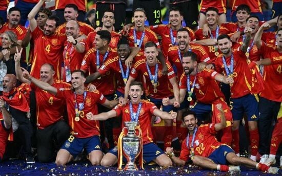 Jogadores da Espanha comemoram título da Eurocopa de 2024 (Foto: Javier Soriano/AFP)