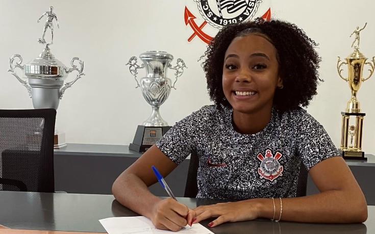 Glória Gasparini atua na base do Corinthians como zagueira (Foto: Reprodução/Instagram/@glogasparini)