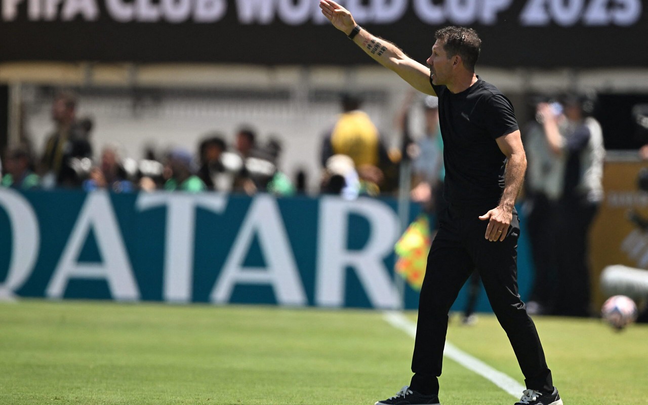 Simeone orienta o Atlético de Madrid a beira de campo na goleada para o PSG (Foto: Patrick T. Fallon/AFP)