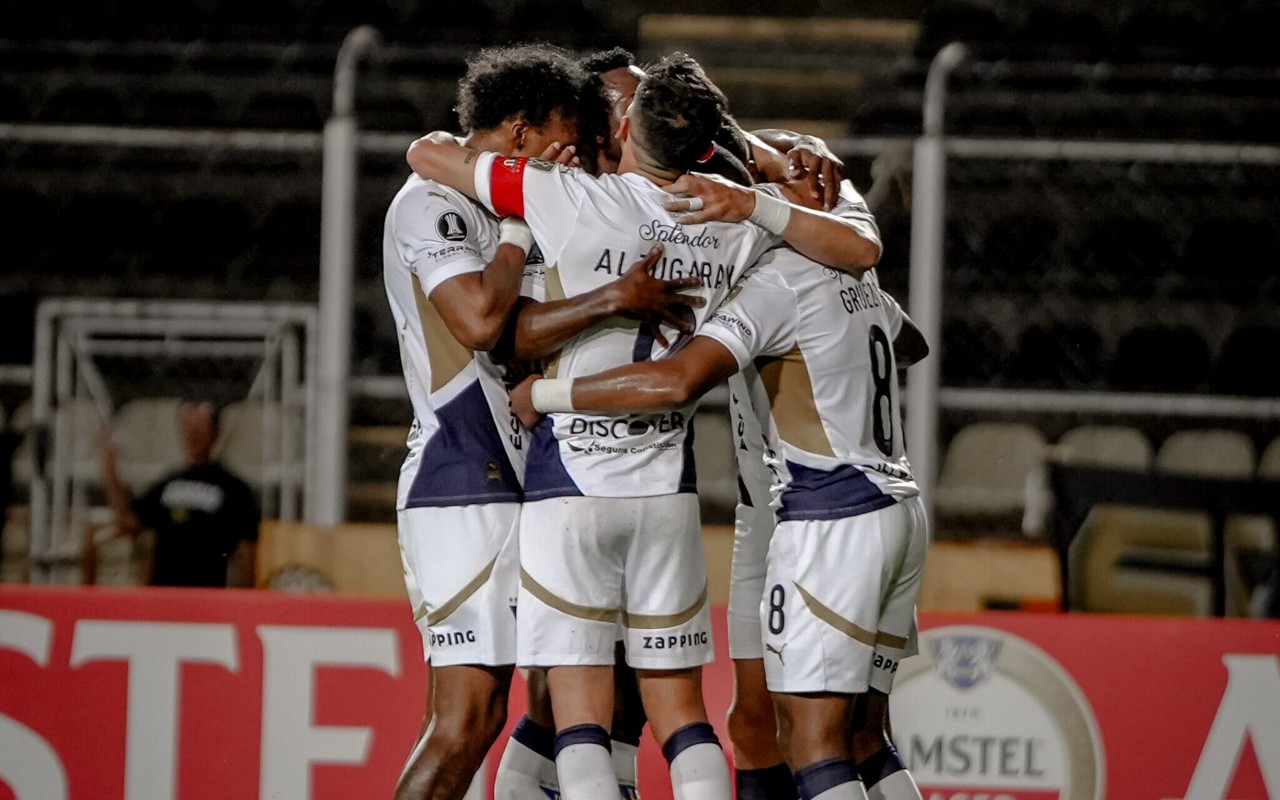 Jogadores da LDU comemoram gol contra o Deportivo Táchira pelo grupo c da Libertadores (Foto: Divulgação / LDU)