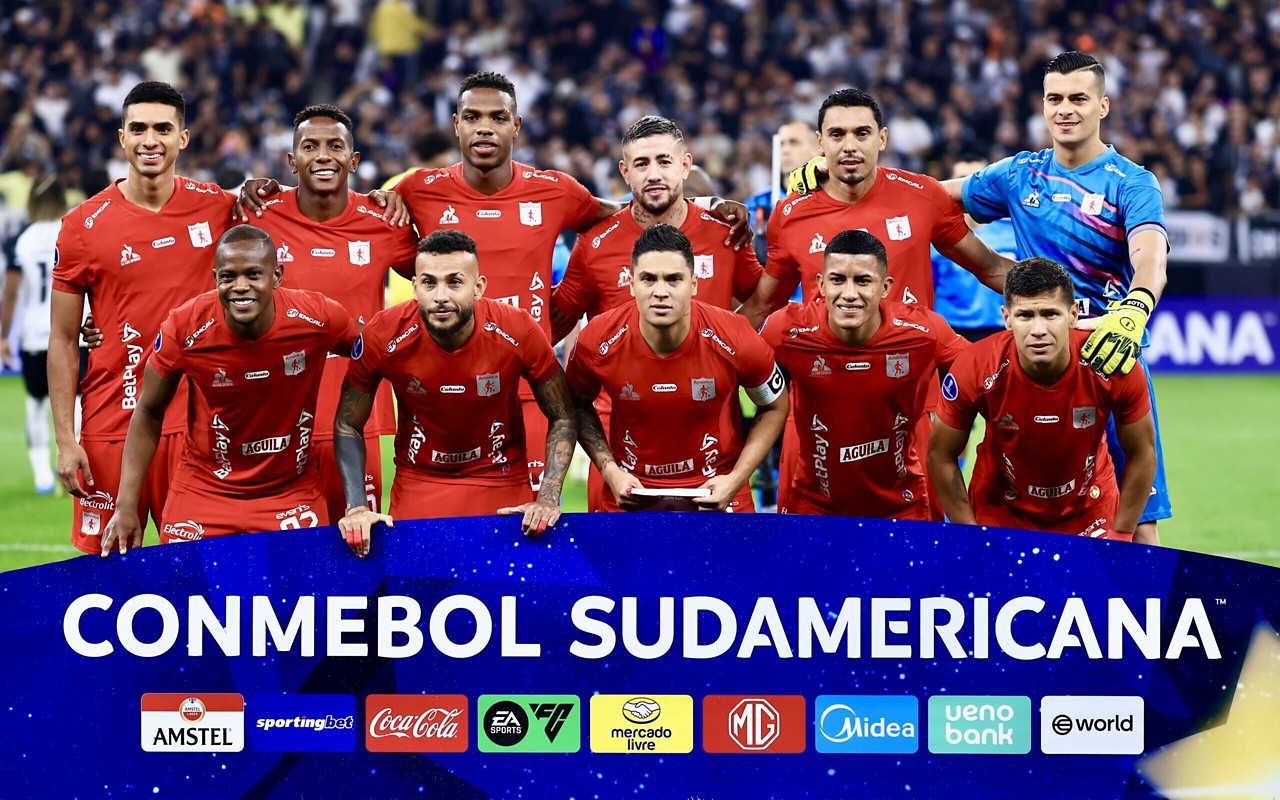 Time do América de Cali reunido antes de enfrentar o Corinthians (Foto: Marcello Zambrana/AGIF)