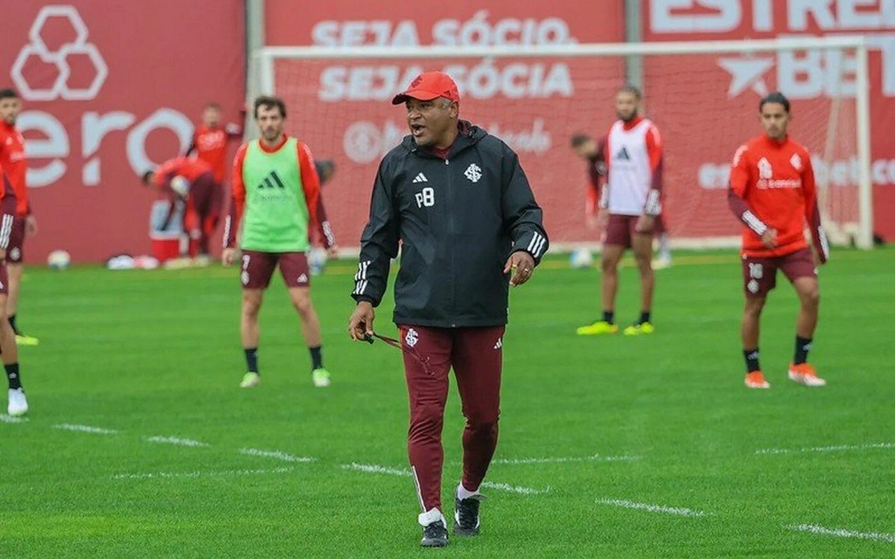 Roger Machado terá time quase todo completo para enfrentar o Vitória (Foto: Ricardo Duarte/SC Internacional)