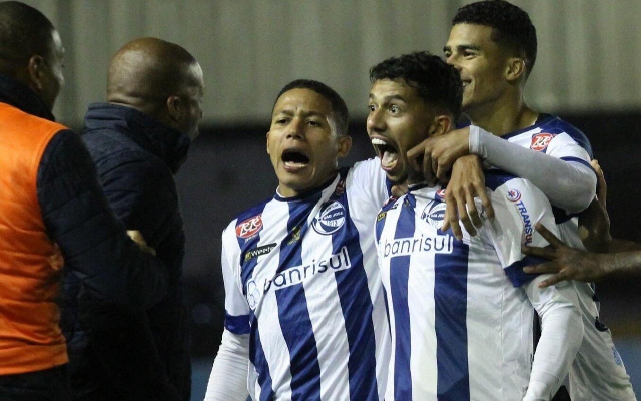 Jogadores do São José comemoram gol em jogo da Série D do Campeonato Brasileiro. (Foto: Eduardo Torres/EC São José)