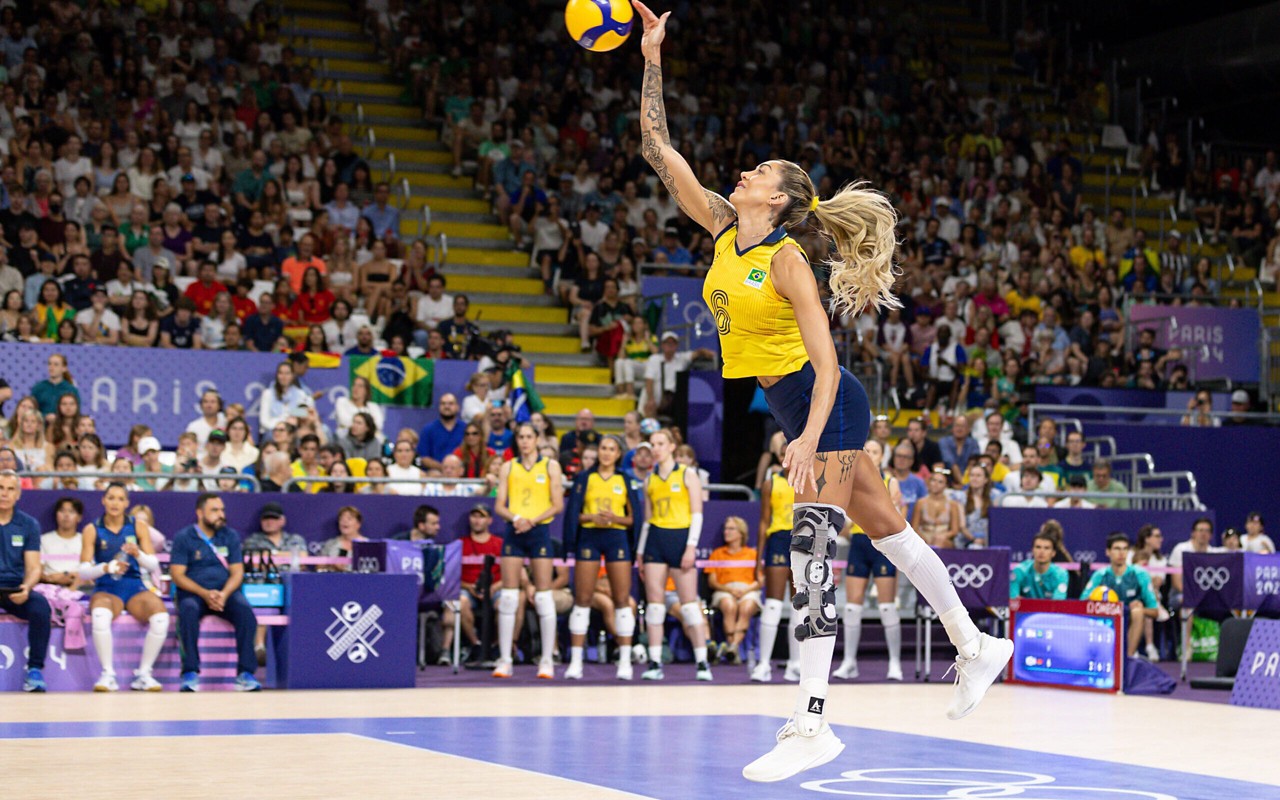 O saque é a jogada que inicia cada ponto no vôlei. Entenda as regras, os tipos de saque e o que é considerado falta. (Foto: Rodolfo Buhrer/AGIF)