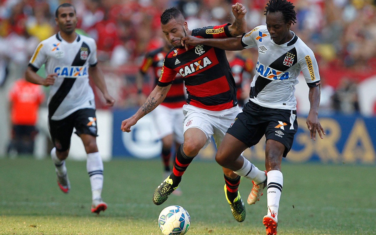 Vasco e Flamengo se enfrentam pelo Brasileirão de 2015 (Foto de Wagner Meier/Lancepress!)