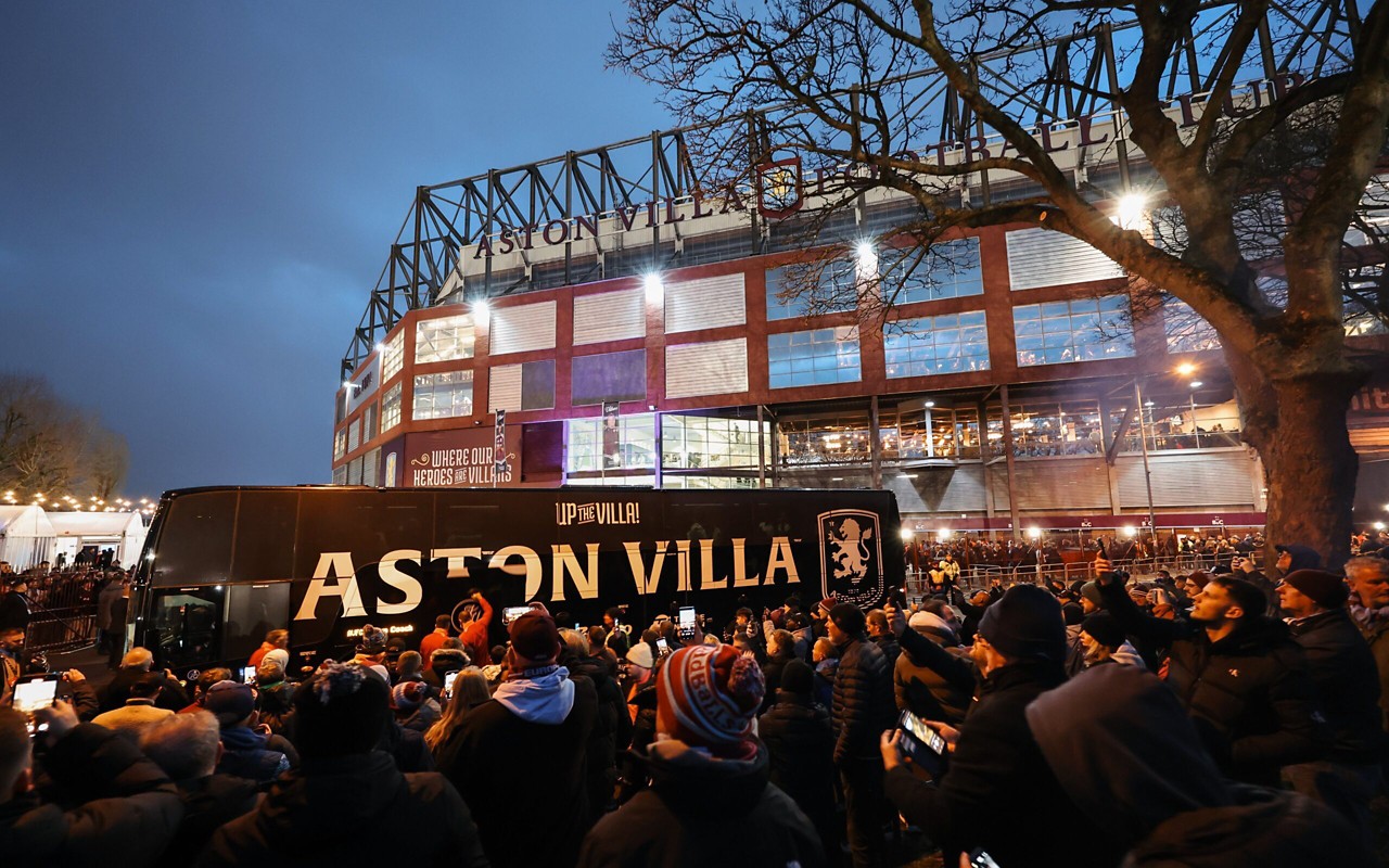 Torcedores do Aston Villa nos arredores do estádio (Foto: Reprodução/Aston Villa)