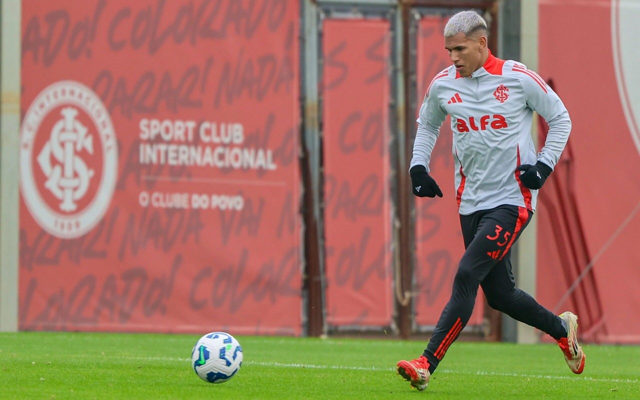 Aguirre tem sido poupado após pancada sofrida na quinta (3) (Foto: Ricardo Duarte/SC Internacional)