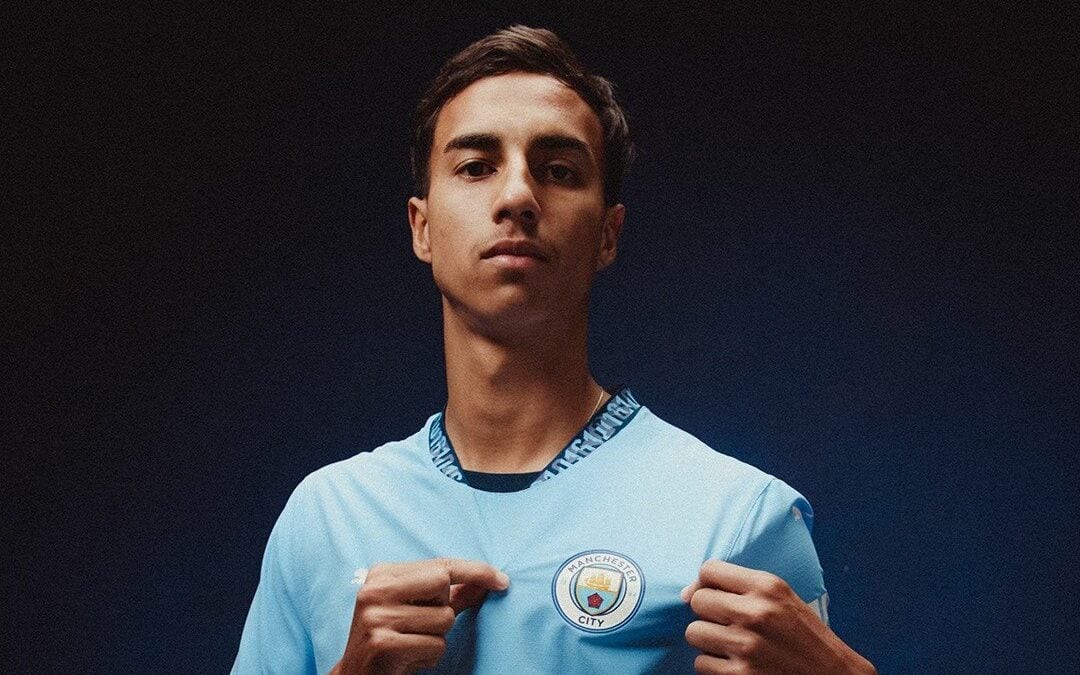 Vitor Reis sendo anunciado pelo Manchester City (Foto: Divulgação/Manchester City)