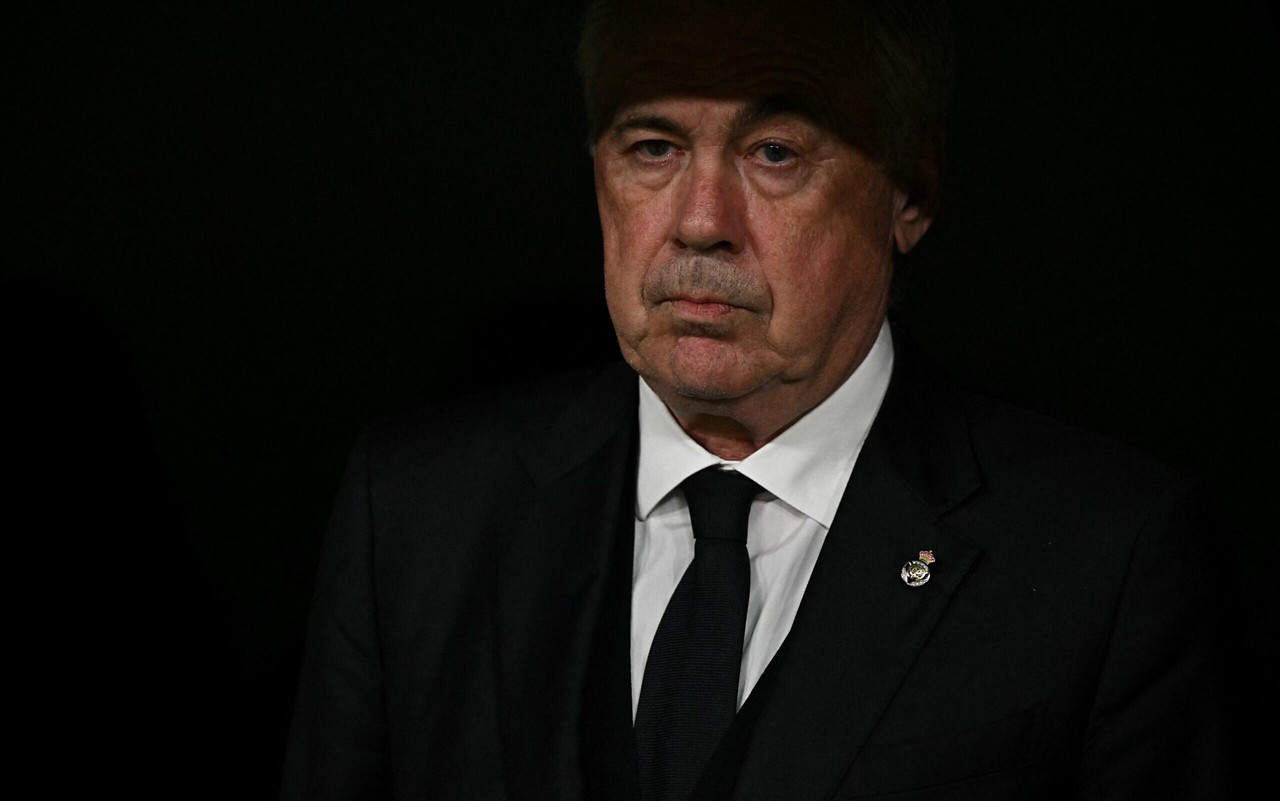 Técnico do Real Madrid, Carlo Ancelotti observa o jogo contra a Real Sociedad, pela Copa do Rei (Foto: Javier Soriano/AFP)