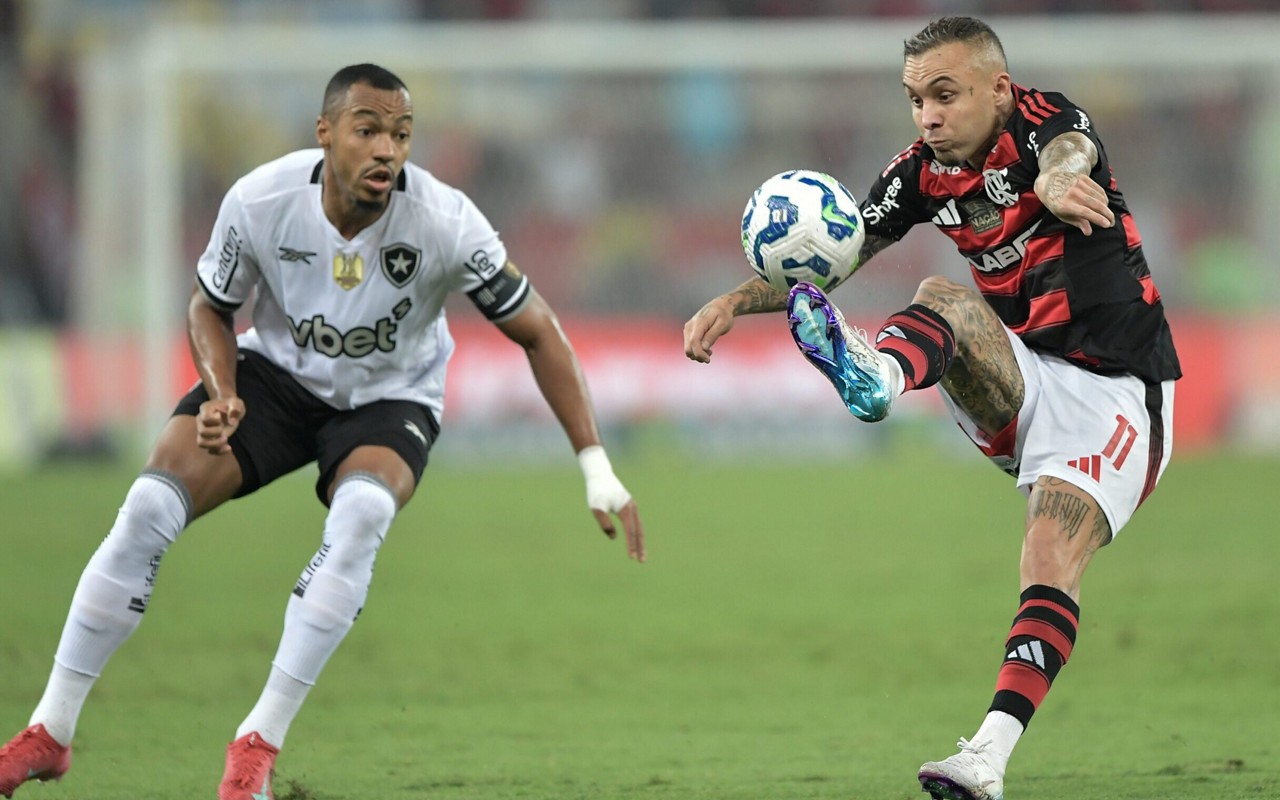 Everton Cebolinha, jogador do Flamengo, disputa lance com Marlon Freitas, do Botafogo, durante partida no estádio Maracanã pelo campeonato Brasileiro A 2025 (Foto: Thiago Ribeiro/AGIF)