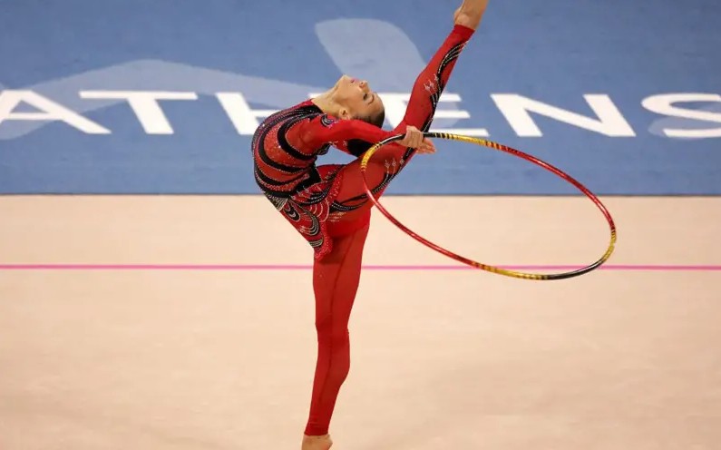 Alina Kabaeva durante apresentação (Foto: AFP)
