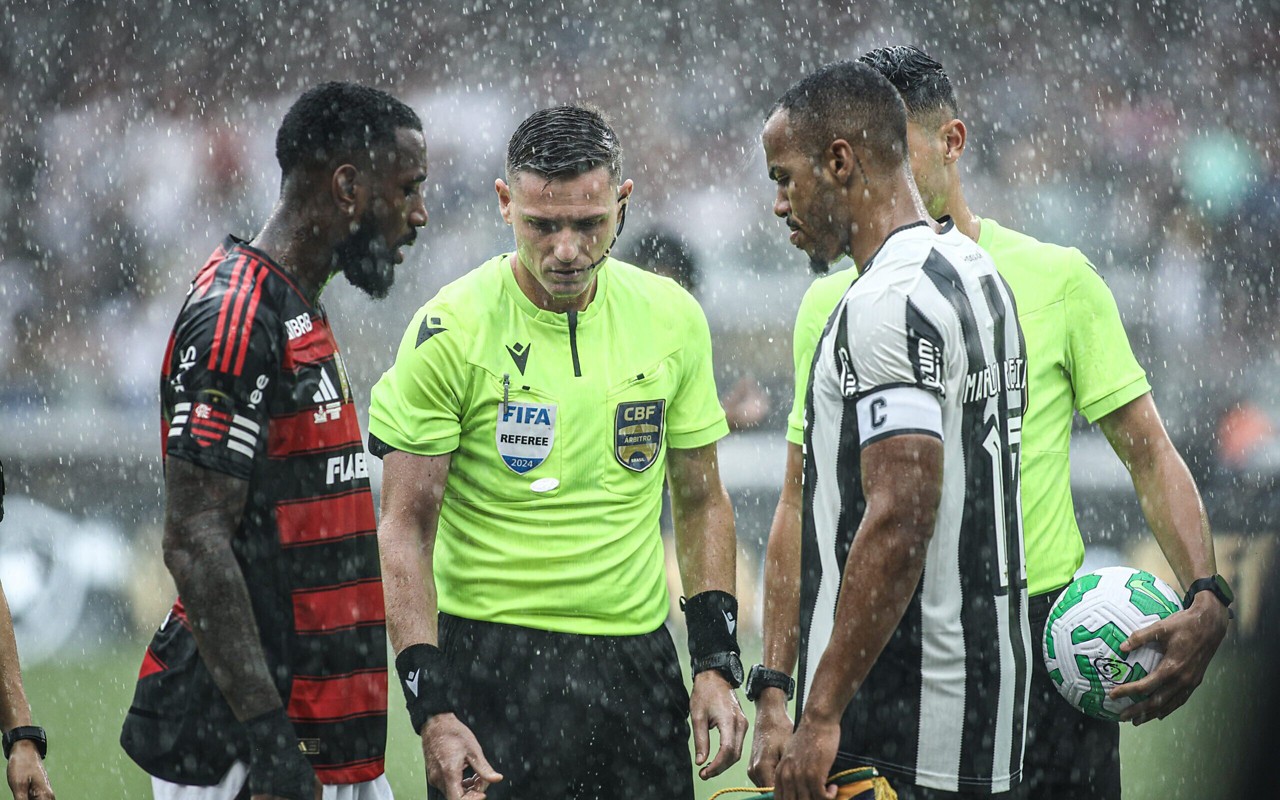 Final da Supercopa do Brasil precisou ser paralisada por conta do tempo (Foto: Marcos Junior/AGIF)