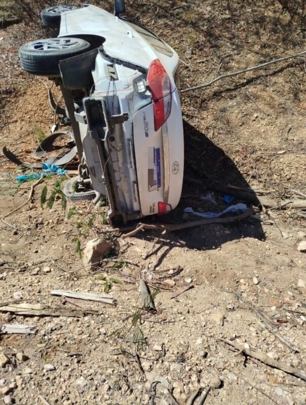 Condutor perde o controle e veículo capota na MGC-122, em Nova Porteirinha