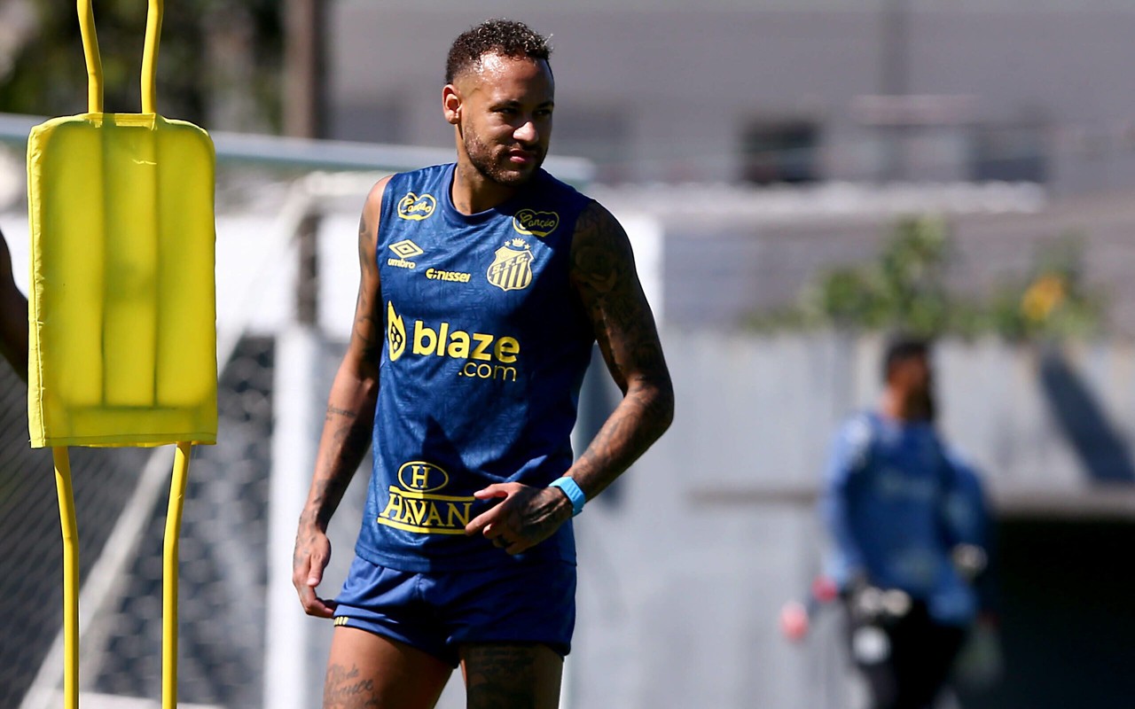 Neymar retorna aos treinos no CT Rei Pelé depois de sentir uma lesão na coxa. (Foto: Mauricio De Souza/AGIF)