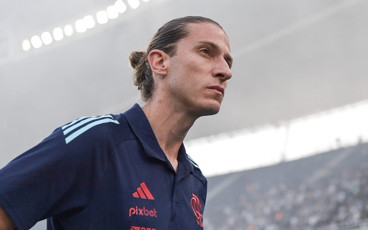 Filipe Luís durante jogo do Flamengo (Foto: Thiago Ribeiro/AGIF)