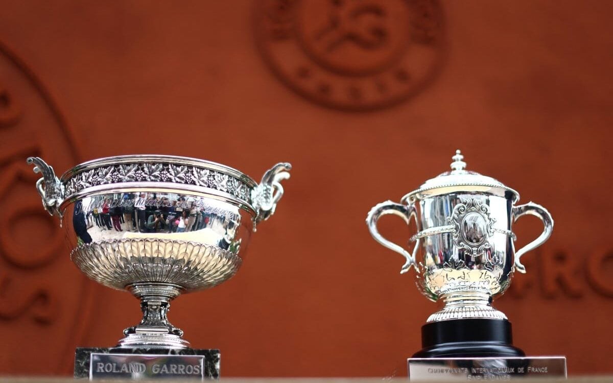 Os troféus do campeão (e) e da campeã de simples neste ano em Roland Garros (ALAIN JOCARD / AFP)
