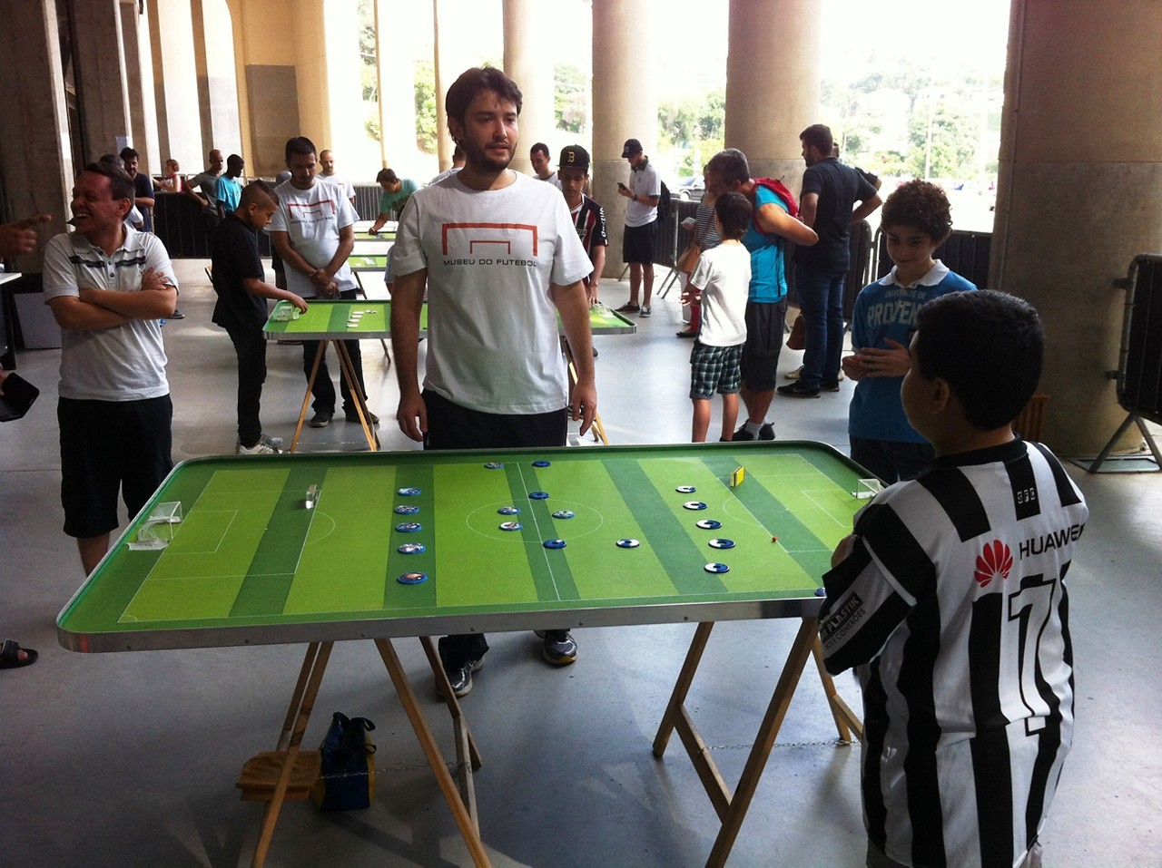 O futebol de botão nasceu da criatividade infantil, usando botões de roupas para simular partidas de futebol. (Foto: Divulgação)