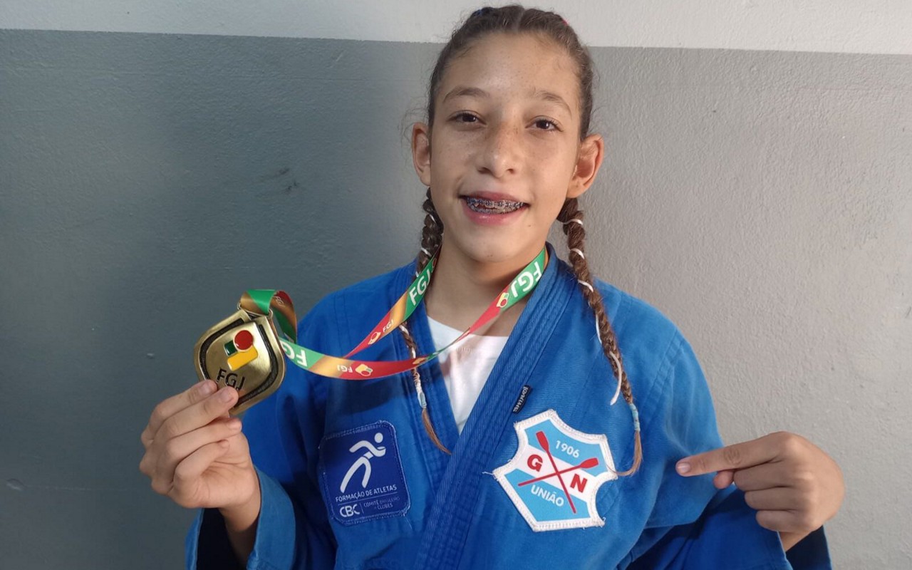 Júlia Martins com medalha de ouro após competição de judô (Foto: Arquivo Pessoal)