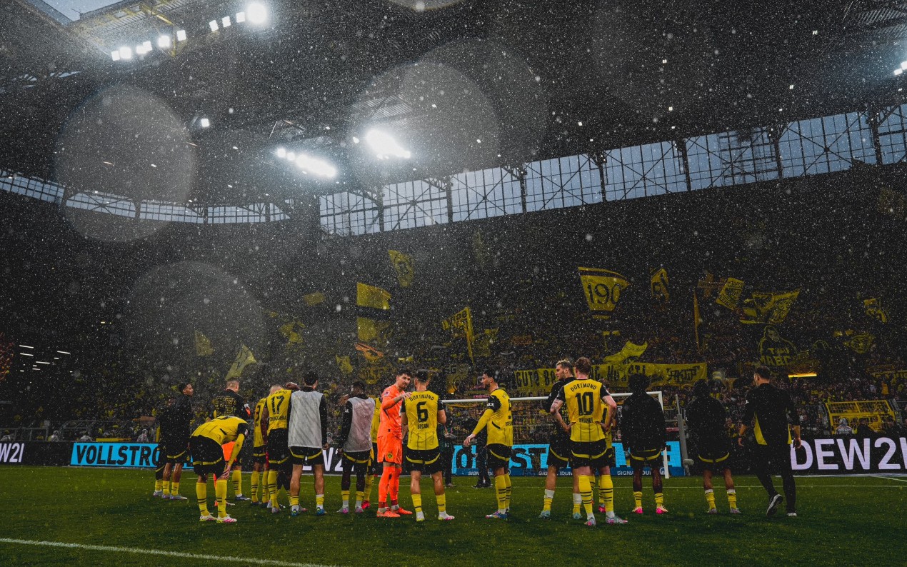 Jogadores do Borussia Dortmund comemoram vitória com a torcida (Foto: Reprodução/X)