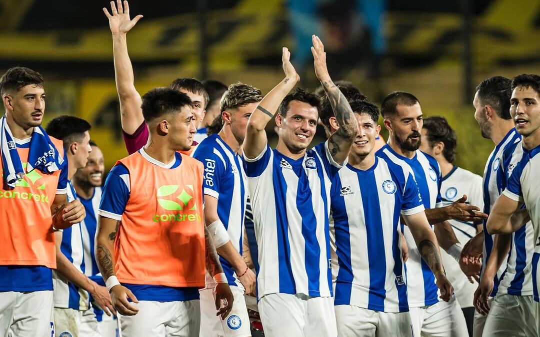 Atletas do Cerro Largo comemoram resultado positivo contra o Peñarol (Foto: Divulgação / Cerro Largo)